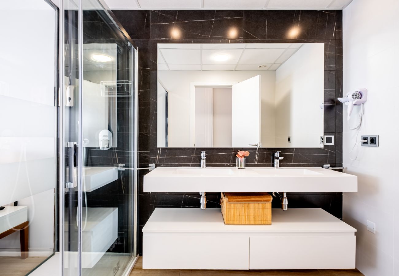 Апартаменты на Бенидорм / Benidorm - Sunset Waves 18-35 Poniente Beach Resort Апартаменты на Бенидорм / Benidorm - Sunset Waves 18-35 Poniente Beach Resort